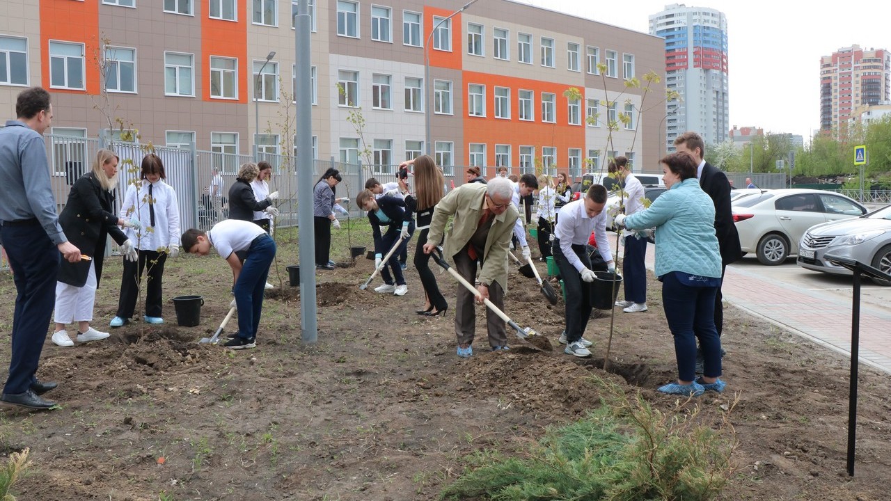 Около школы №76 высадили аллею в честь 100-летия Надежды Чумаковой
