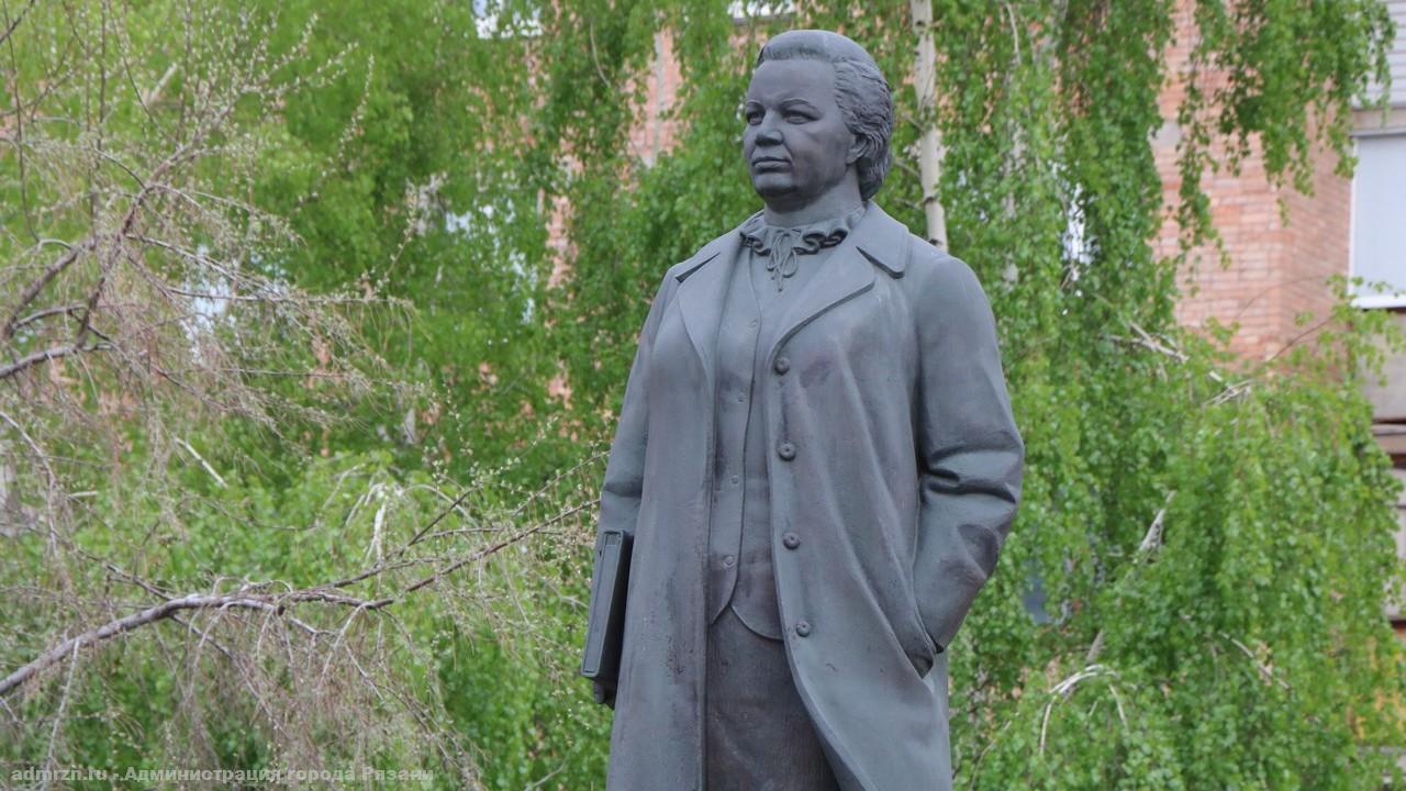 Рязанцы возложили цветы к памятнику Надежде Чумаковой