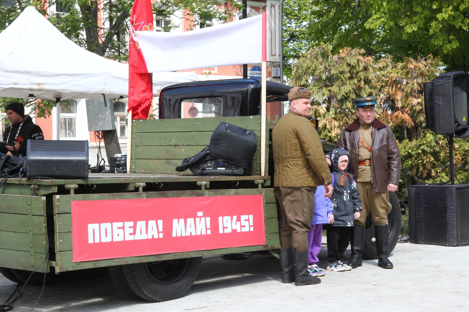 9 мая с 11.00 до 18.00 для рязанцев и гостей города проходят народные гуляния «Парк Победы» в Соборном парке у Рязанского кремля.