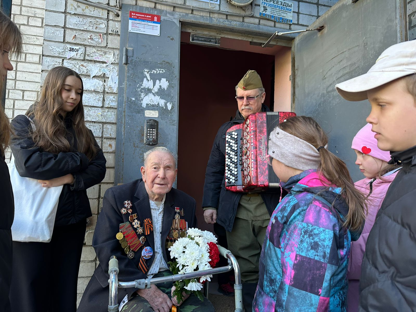 В предпраздничные дни во всех районах города проходят адресные поздравления ветеранов Великой Отечественной войны