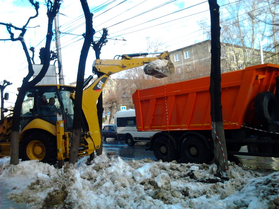 Продолжаются работы по уборке снега