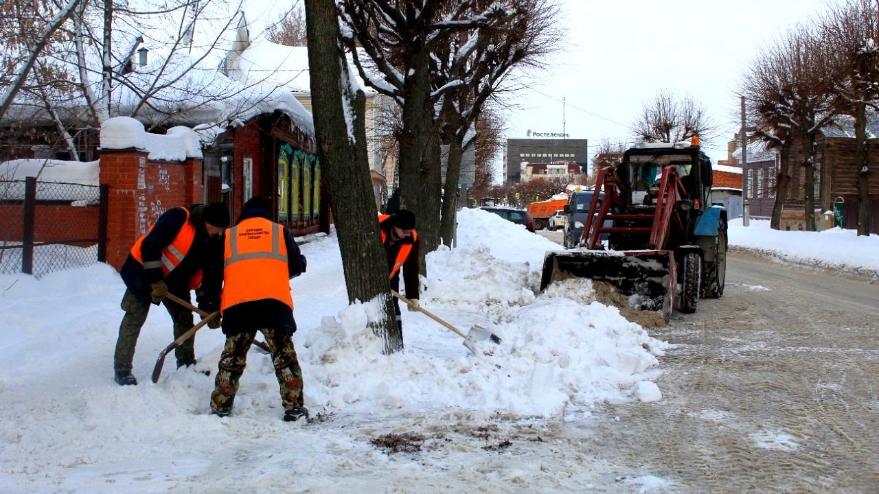 Дирекция благоустройства продолжает уборку пешеходных зон от снега и наледи