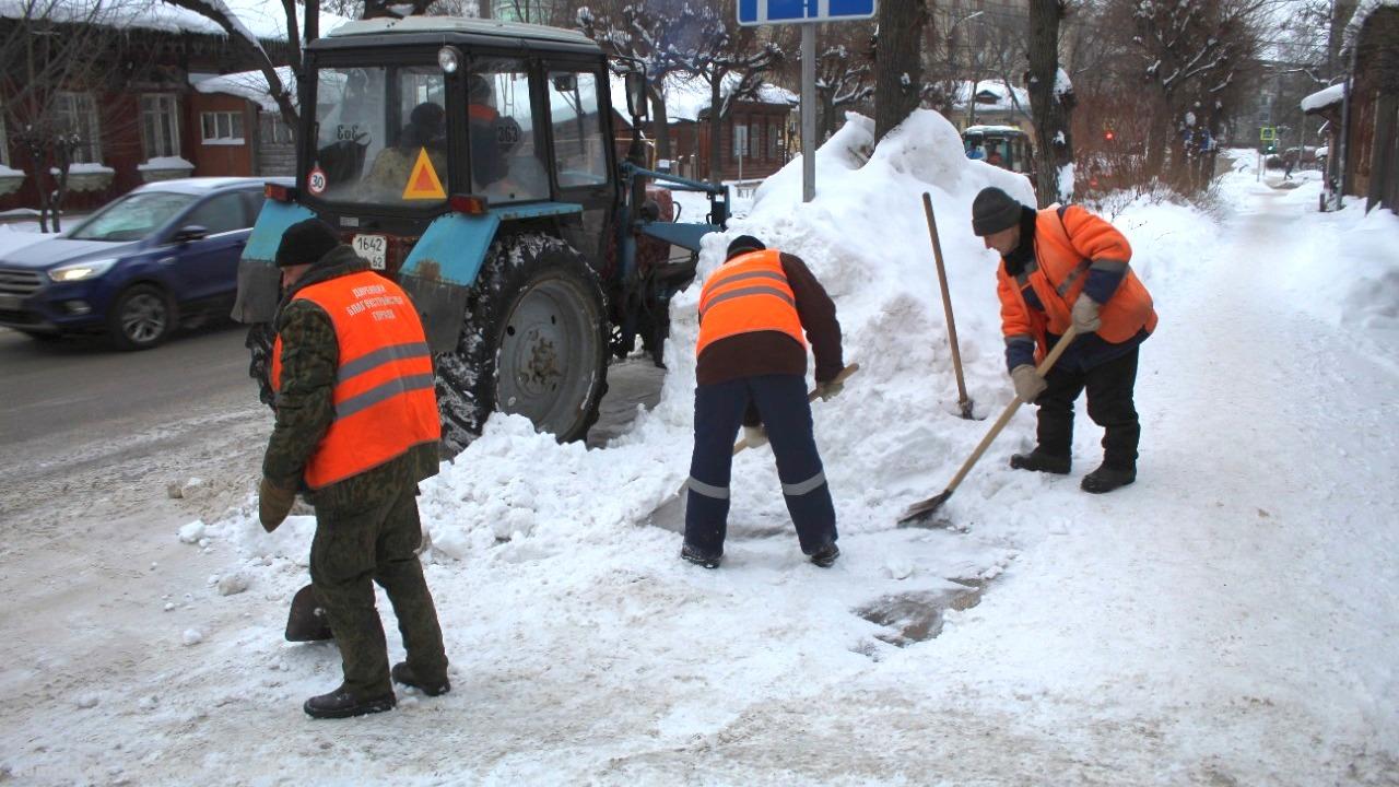 Уборка пешеходных зон: в городе работают бригады ДБГ и спецтехника