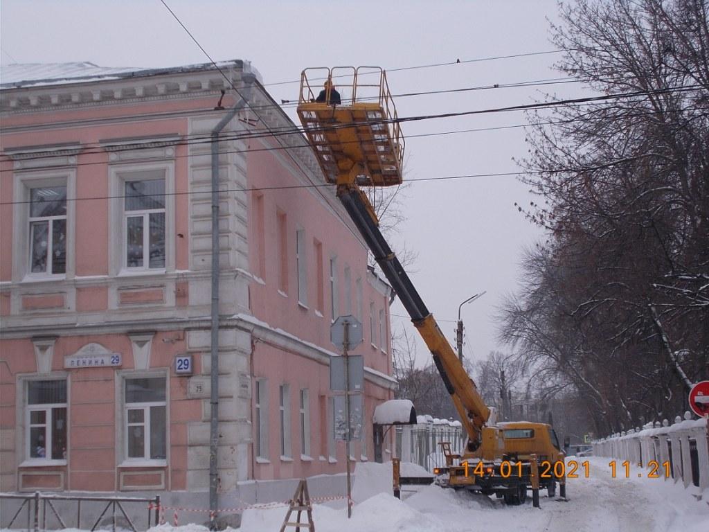 В Советском районе проводятся работы по удалению сосулек и наледи с крыш