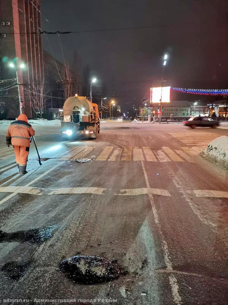 Продолжается ямочный ремонт с применением литой асфальтобетонной смеси