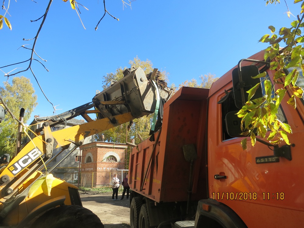 В Октябрьском районе продолжается вывоз свалок мусора