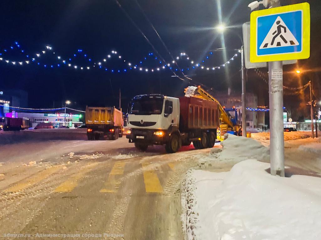 За ночь с городских территорий вывезли более 5000 кубометров снега