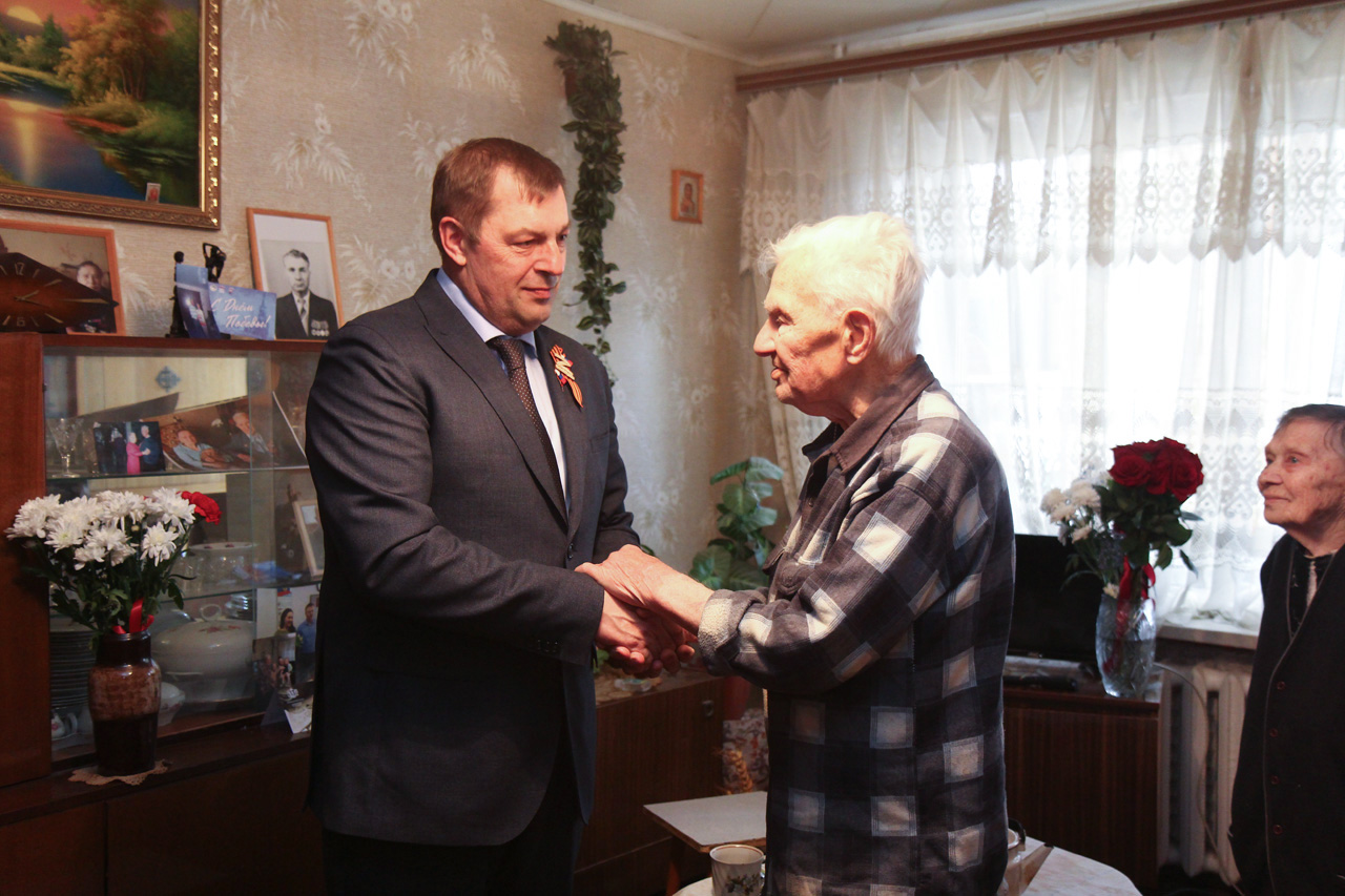 Глава администрации города Рязани Виталий Артёмов поздравляет ветеранов в преддверии Дня Победы