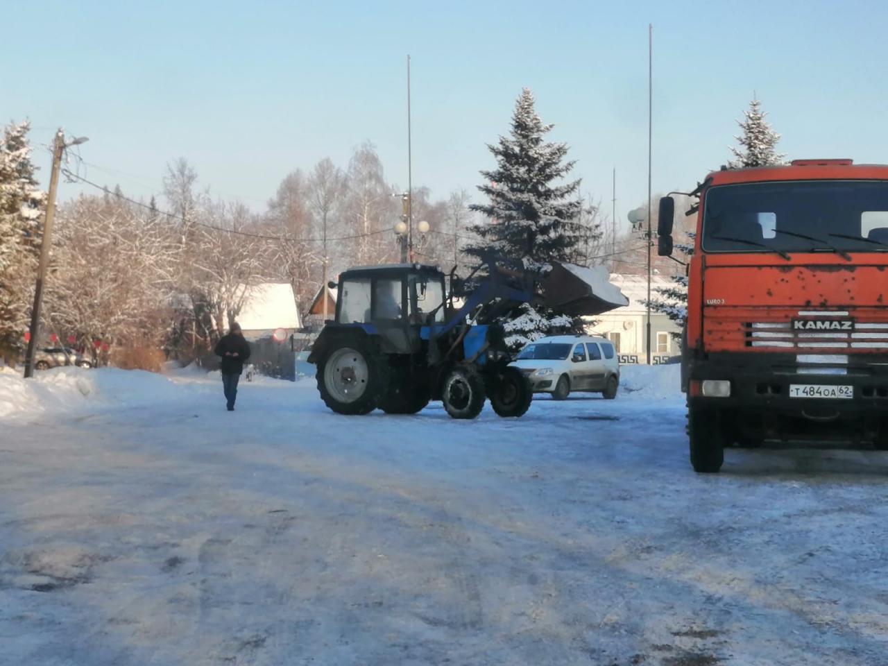 Вывоз снега с площади Монастырской  07.02.2023