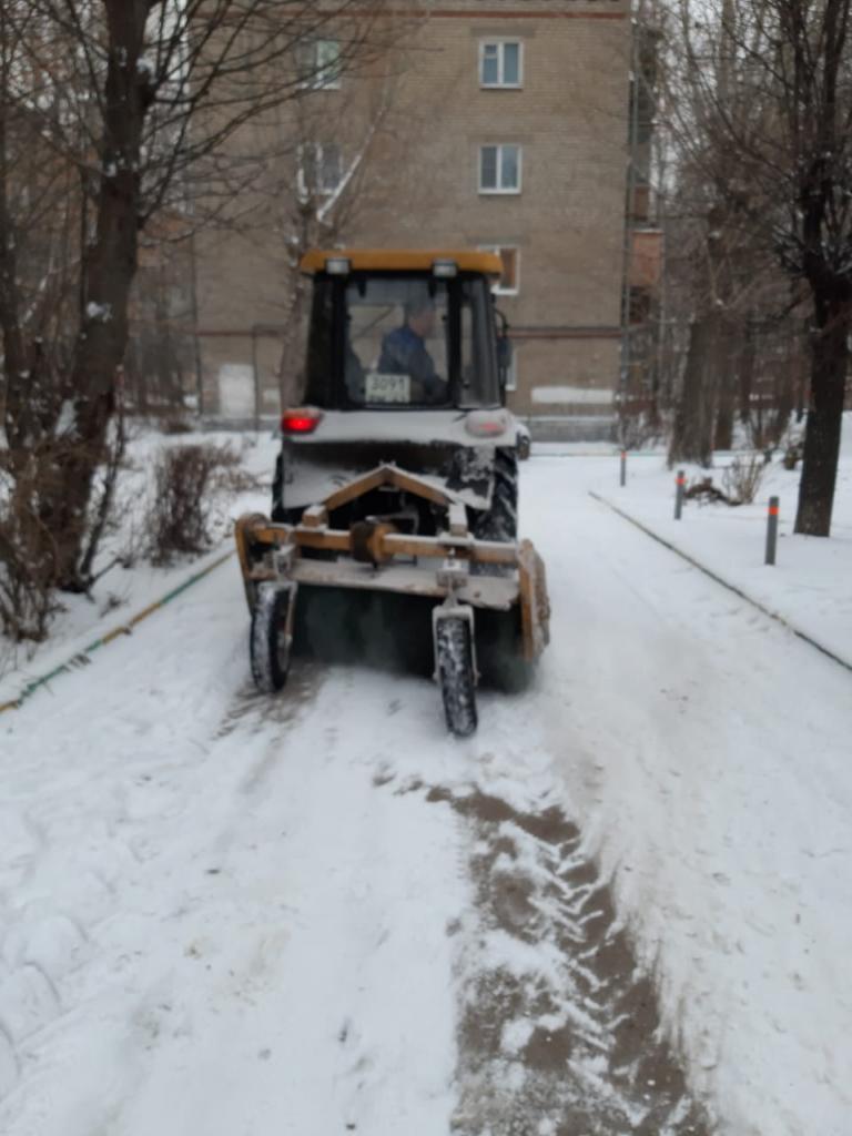 В Октябрьском районе проводится работа по уборке муниципальных территорий