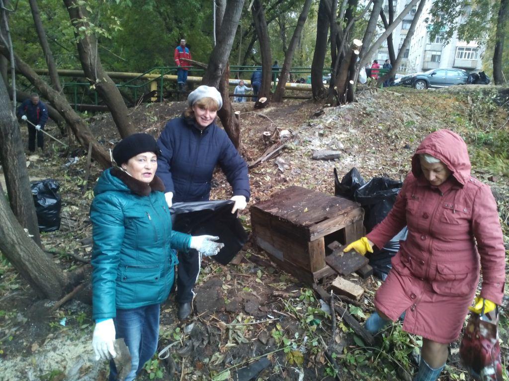 В Советском районе организован субботник в рамках осеннего месячника по благоустройству города