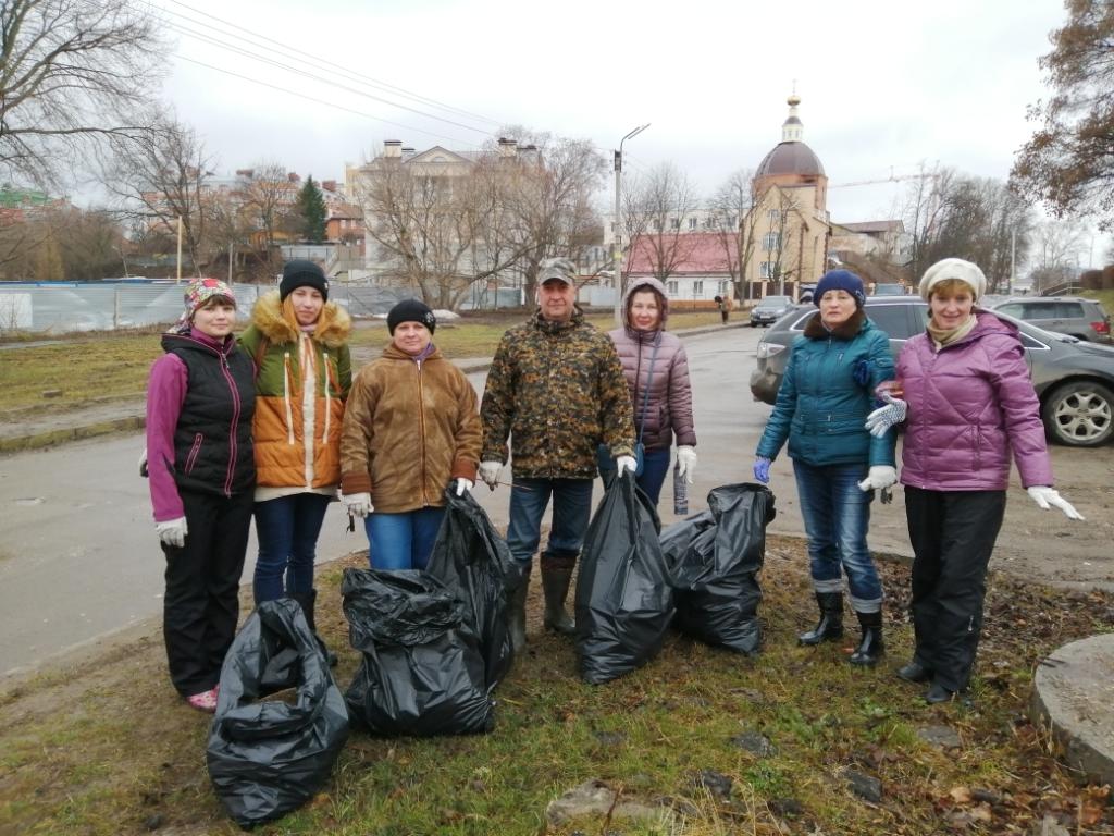 Сотрудники префектуры приняли участие в городском субботнике