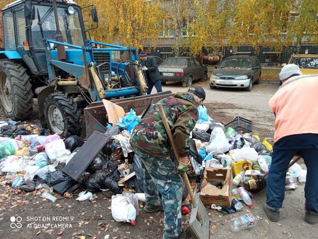 В рамках проведения осеннего месячника муниципальным казенным учреждением "Управление по делам территории города Рязани" при помощи сторонних предприятий и организаций были организованы и проведены работы по ликвидации двух несанкционированных свалок 14.1