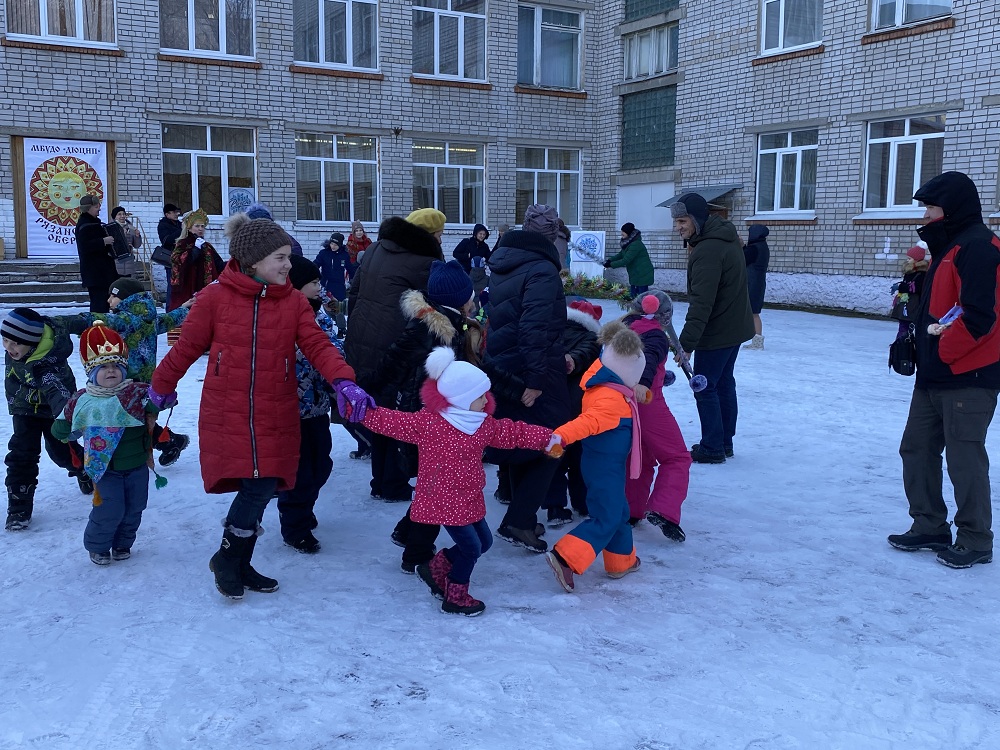 В Октябрьском районе состоялась праздничная программа «Рождественские игры на снегу»