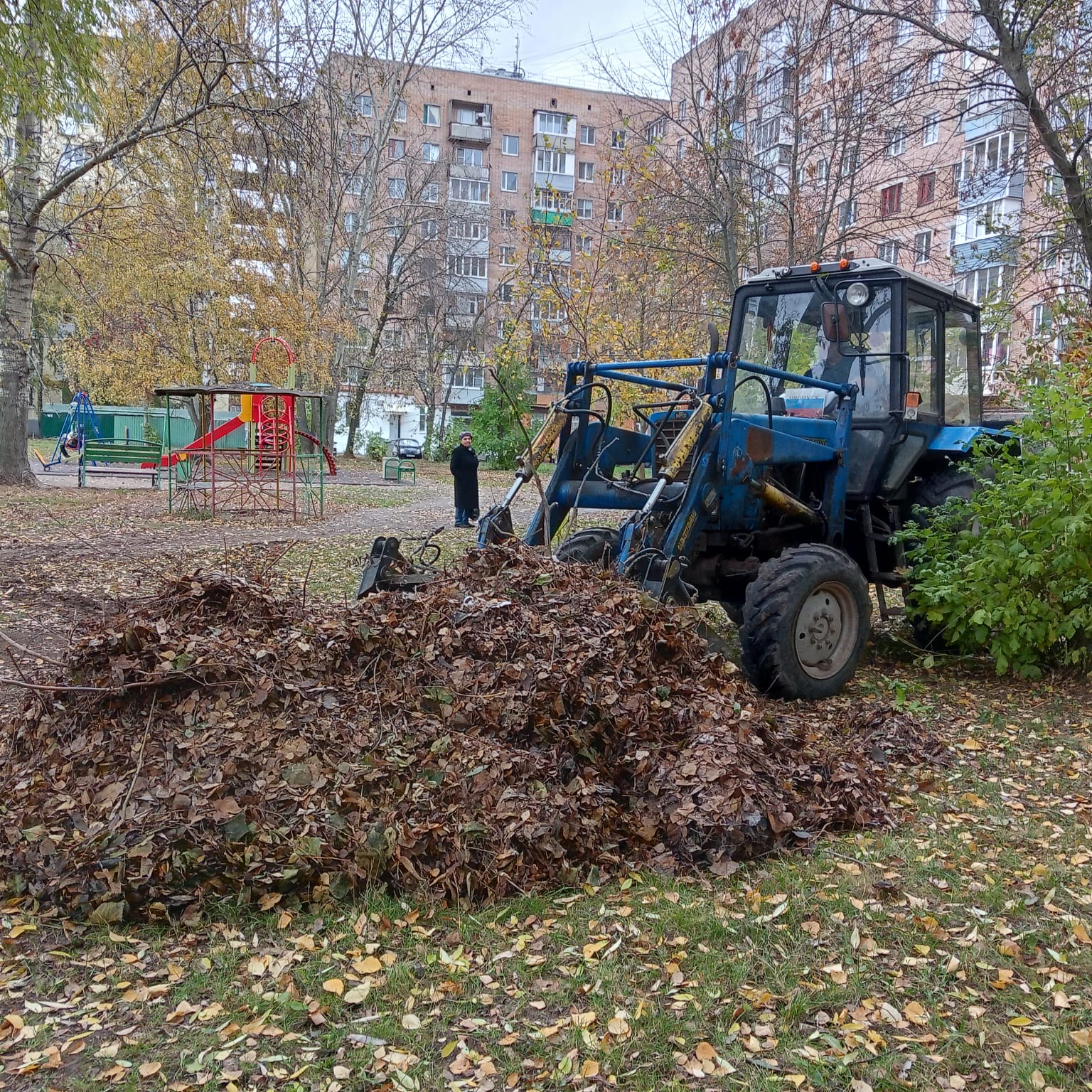 В Московском районе продолжаются работы по санитарной уборке территорий.