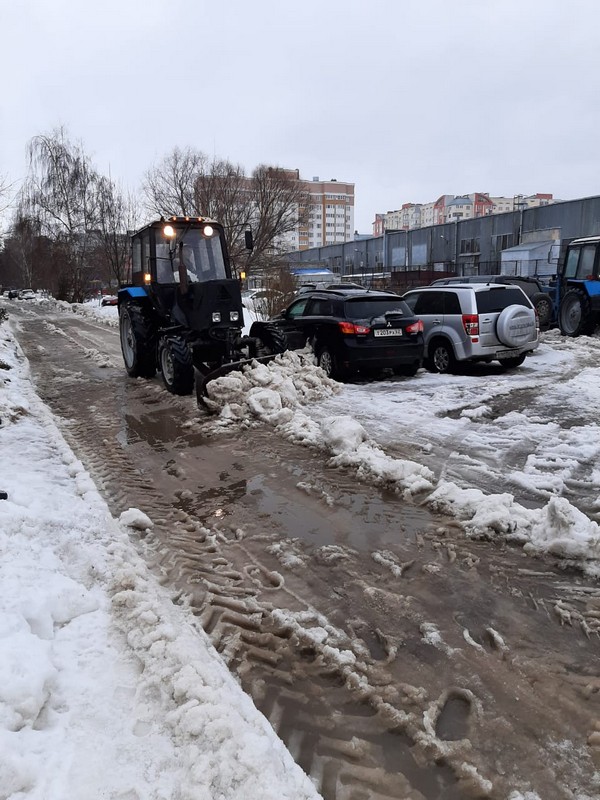 Уборка от снега  дворовых территорий Московского района 28.01.2021