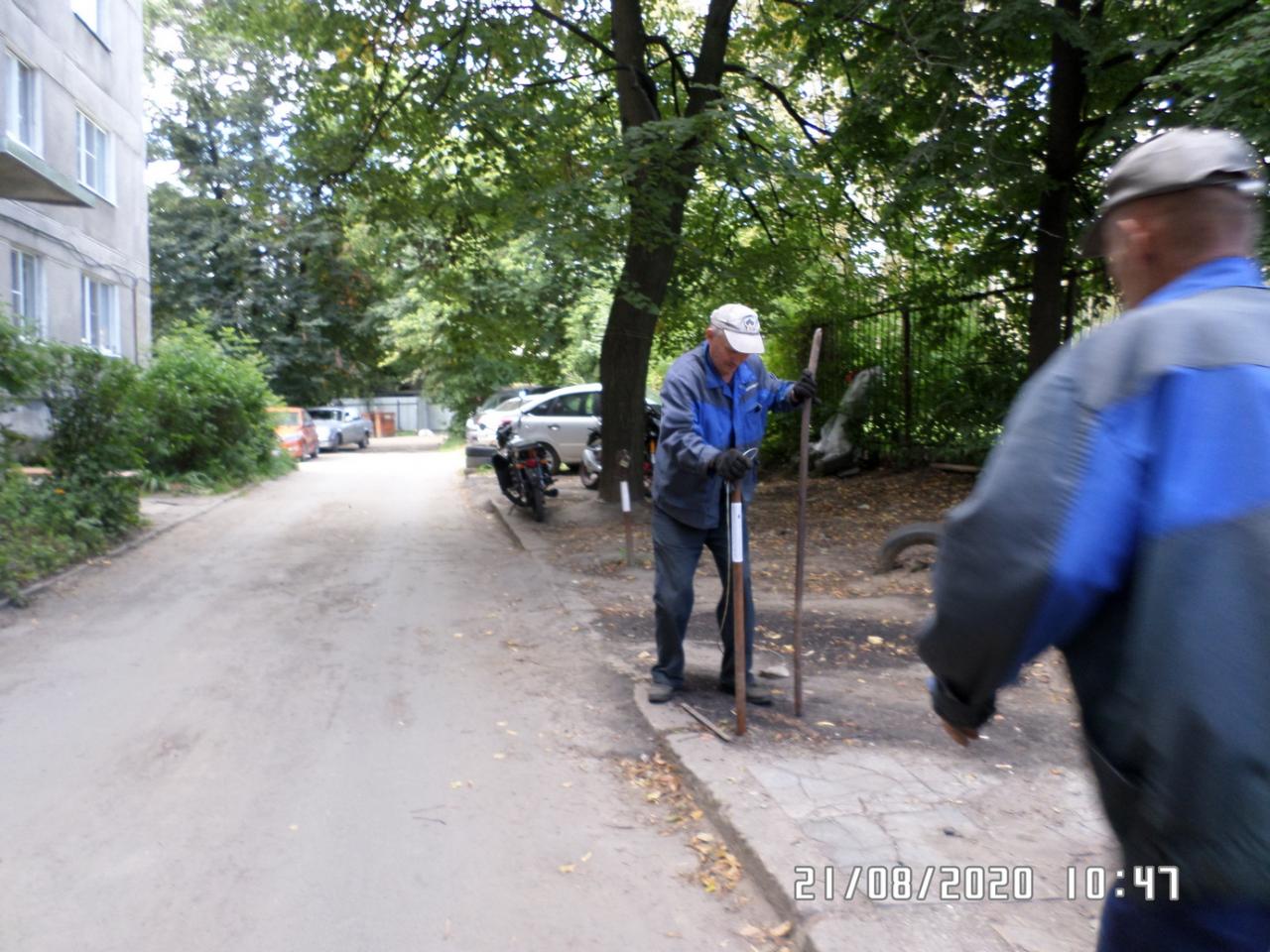 Проведено мероприятие по принудительной уборке парковочных конструкций в виде металлических столбиков с тросами