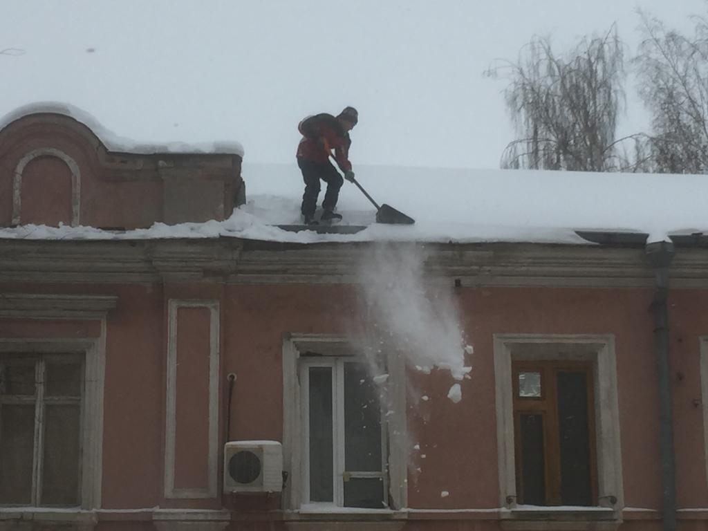 Продолжается контроль за проведением работ по очистке кровель домов от наледи и сосулек 11.02.2021