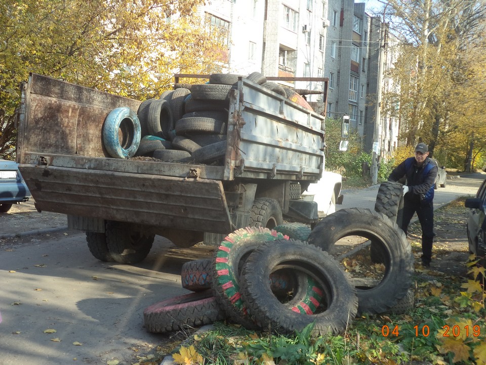 Организована работа по вывозу автомобильных покрышек с территории Московского района 04.10.2019