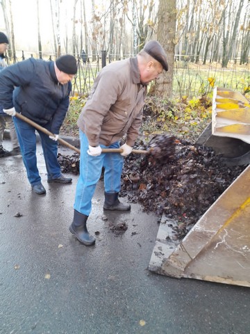 В Московском районе сотрудниками ПАО "Тяжпрессмаш" был организован и проведен субботник на ул. Молодцова 02.11.2023