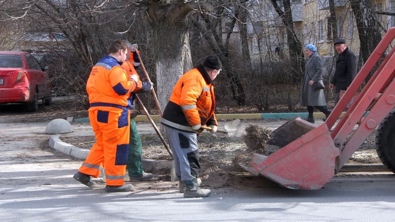 Уборка парков и скверов: в Рязани продолжаются работы по благоустройству