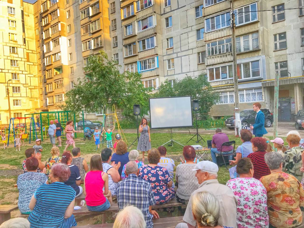 Для жителей Железнодорожного района прошел показ фильма под открытым небом