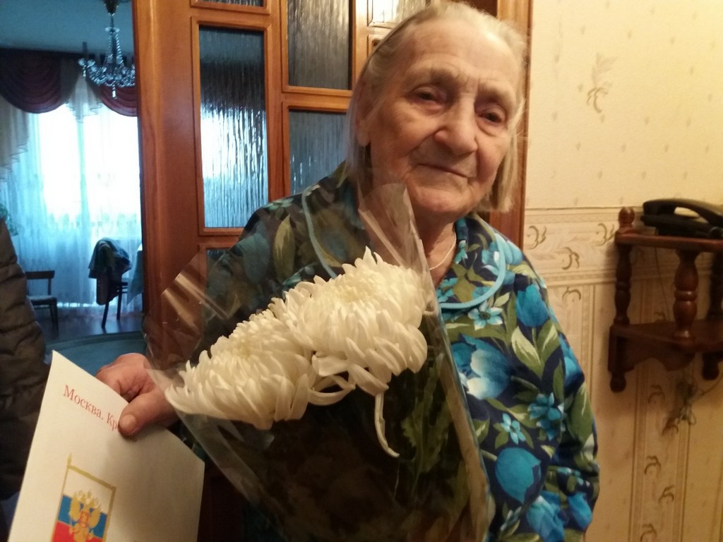 Префектура Советского района поздравила Романюк Евгению Ивановну с 90-летием