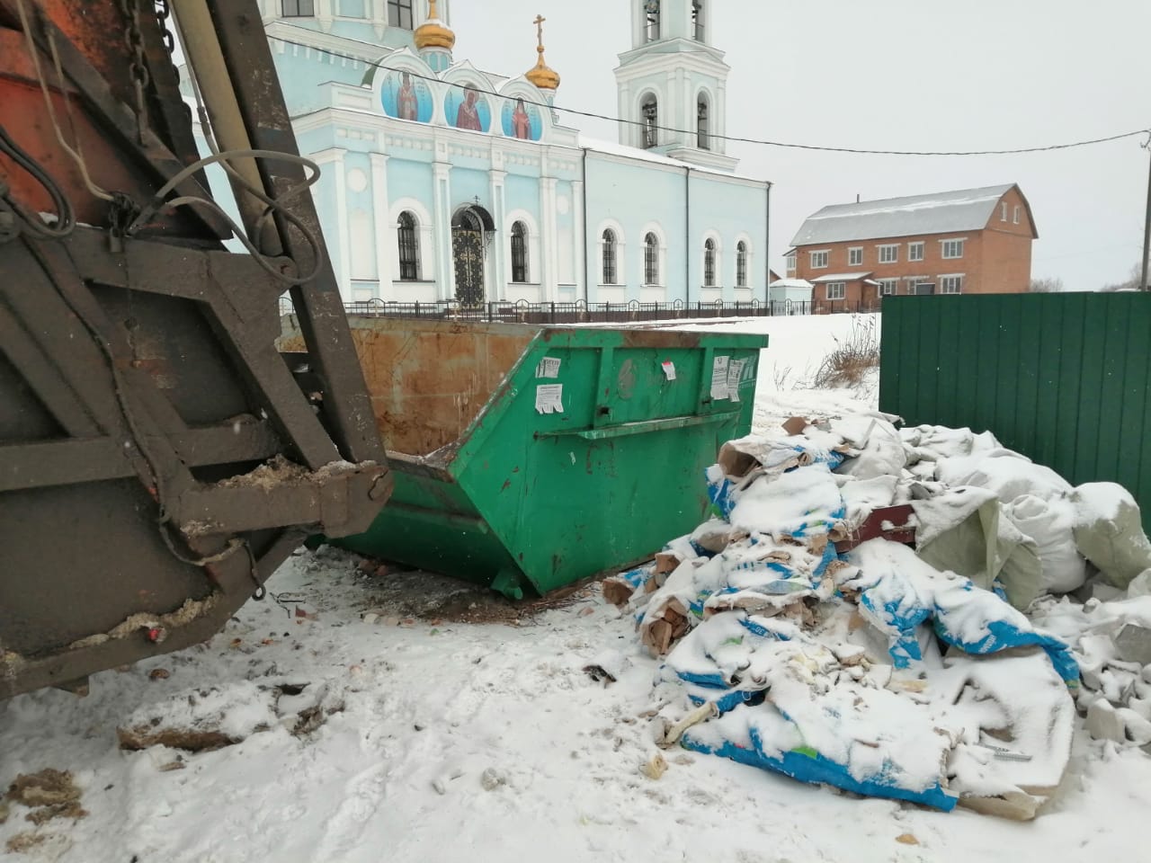 Организованы работы по уборке несанкционированного строительного мусора в районе дома 1 на улице Казанской