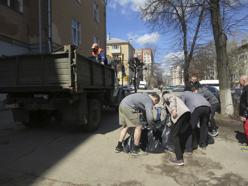 Продолжаются субботники в Октябрьском районе