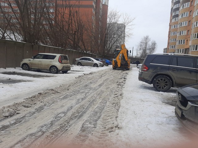 В Московском районе продолжается работа по расчистке дворовых территорий от наледи  09.03.2023