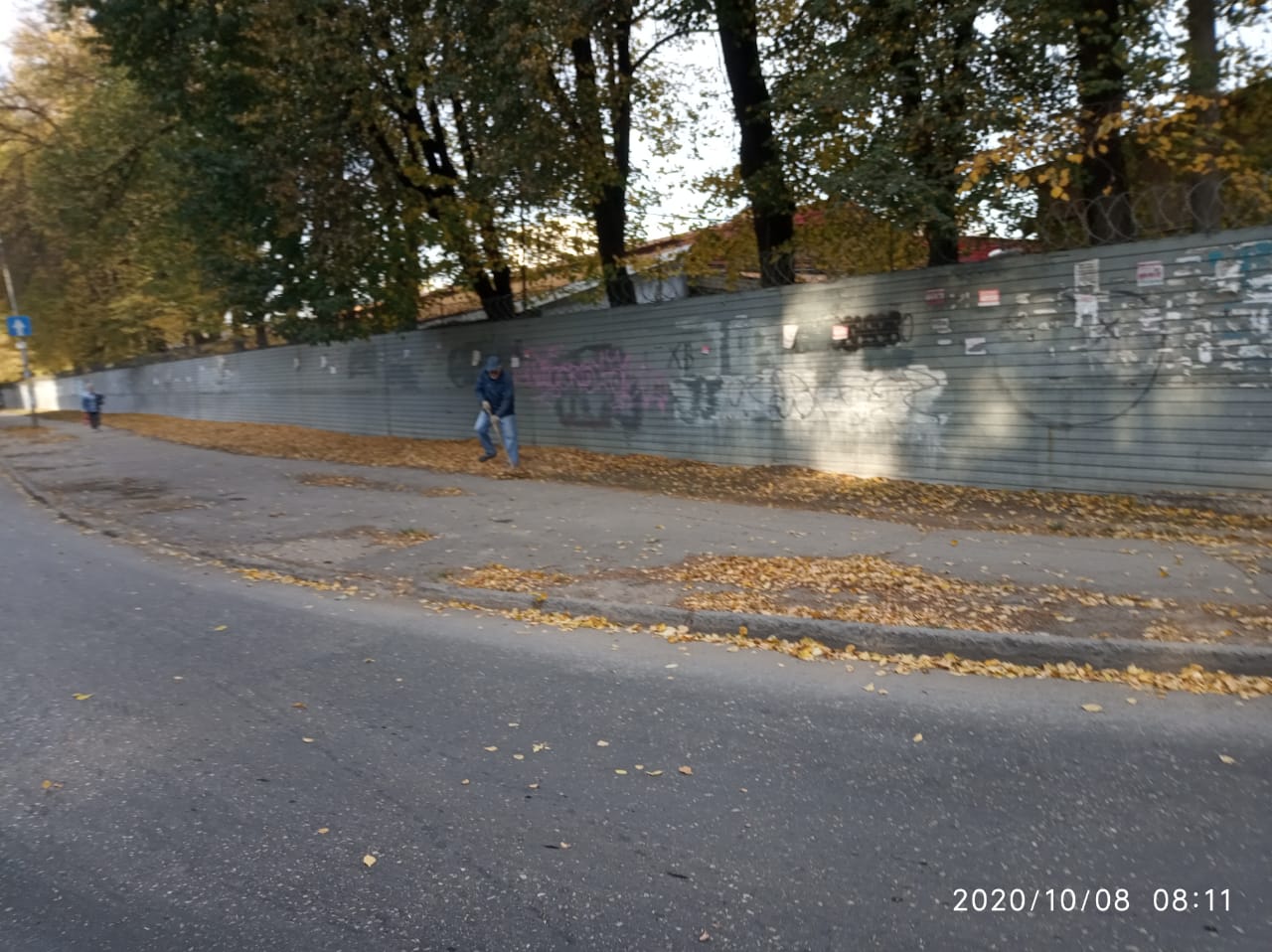 В рамках проведения осеннего месячника организована уборка прилегающих территорий