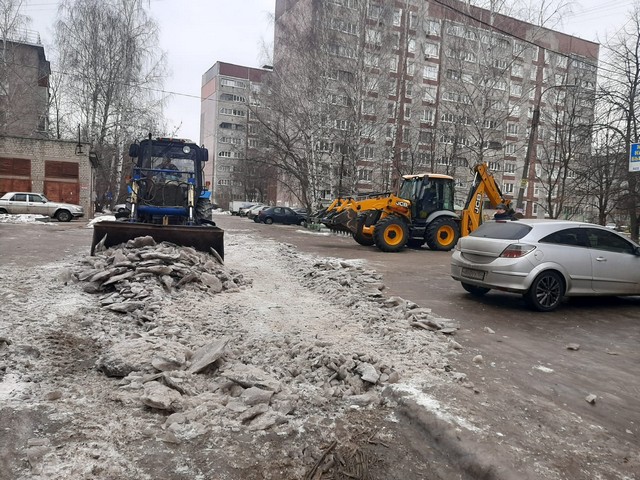 Муниципальным казенным учреждением "Управление по делам территории города Рязани" совместно с предприятиями и организациями проведена работа по удалению наледи на въездах во дворовые территории 01.02.2023