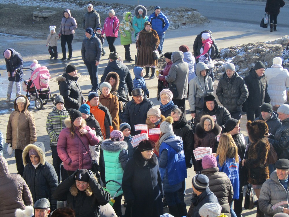 На площадке перед МБУК «КДЦ «Октябрь» прошло народное гуляние