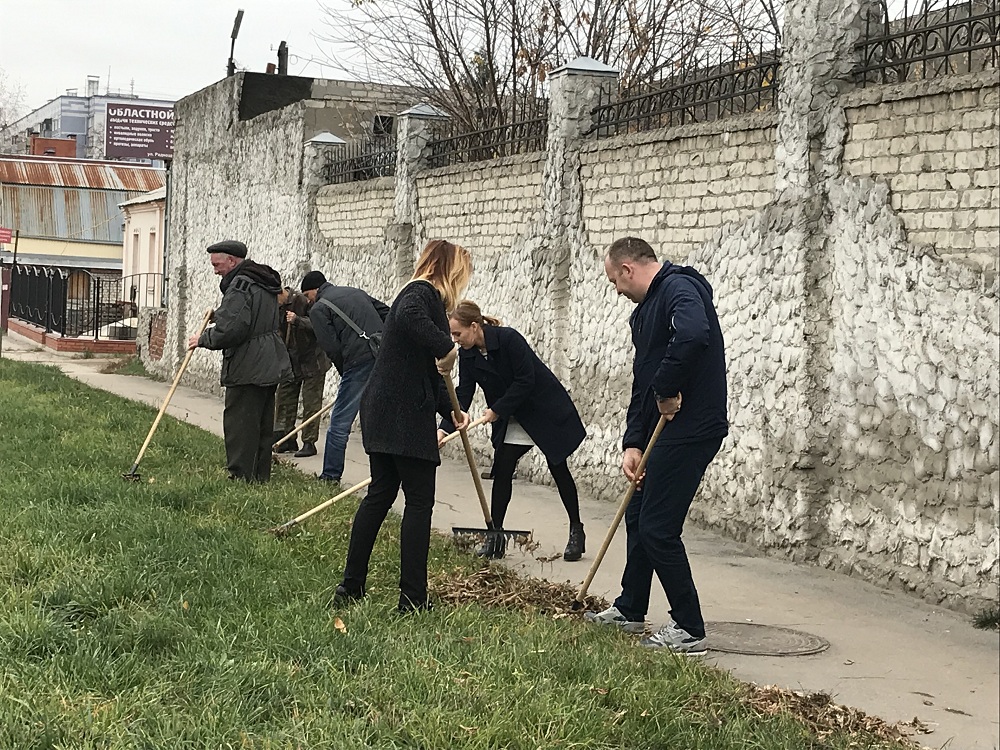 В рамках осеннего месячника произведена уборка улицы Радиозаводской