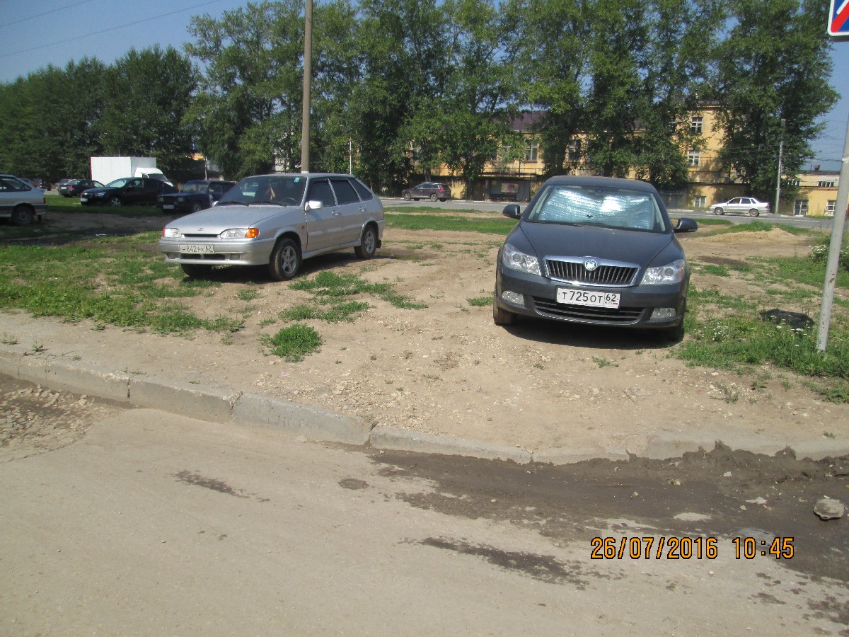 В Железнодорожном районе продолжаются рейды по выявлению фактов парковки транспортных средств на газонах