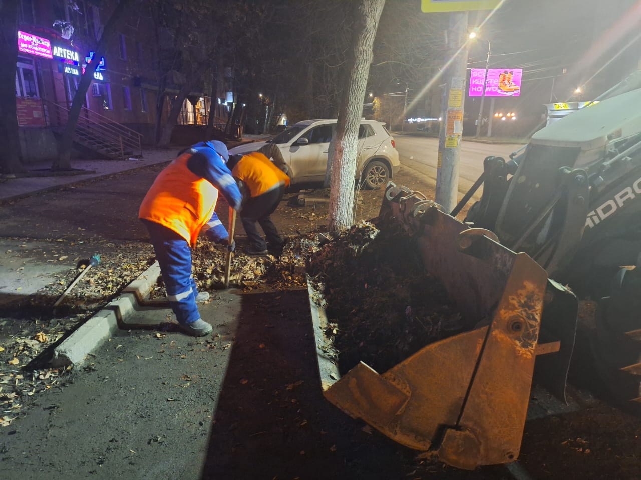 В областном центре продолжается уборка дорог