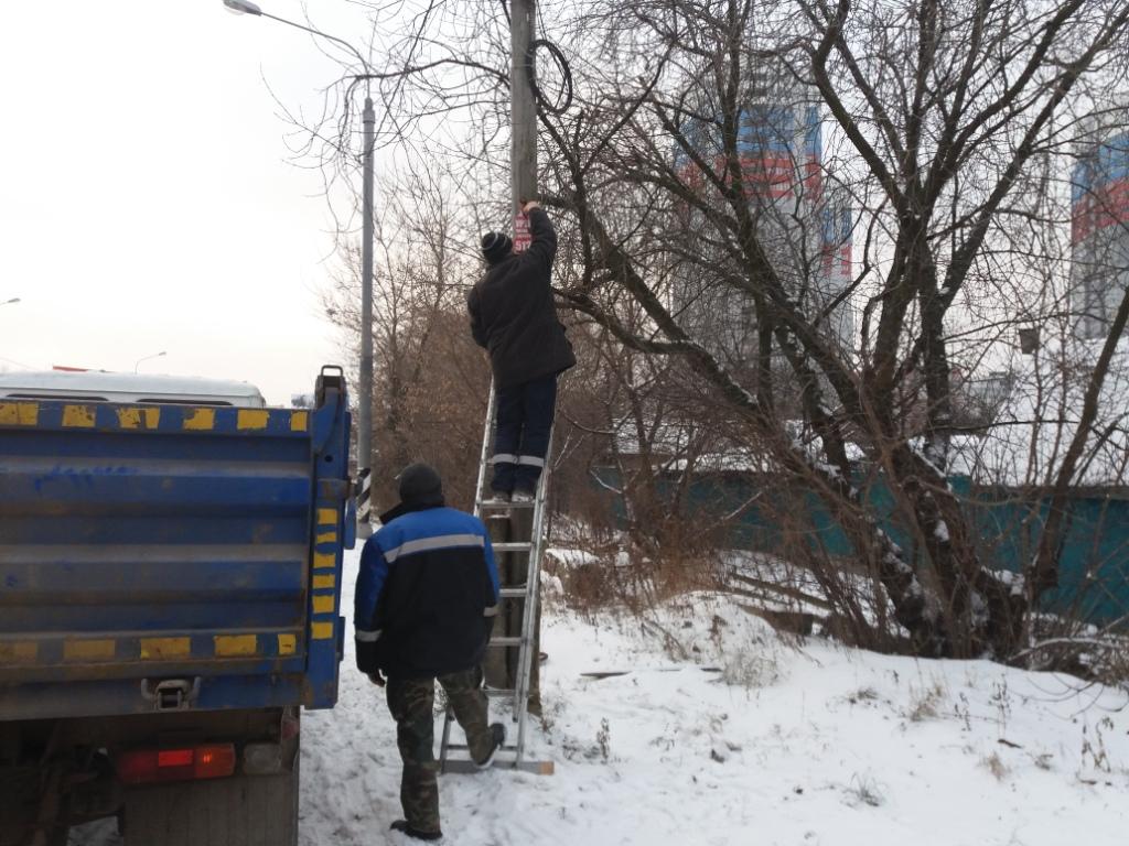 МКУ "Управление по делам территории города Рязани" продолжает работу по удалению рекламных объявлений, размещенных в неположенных местах