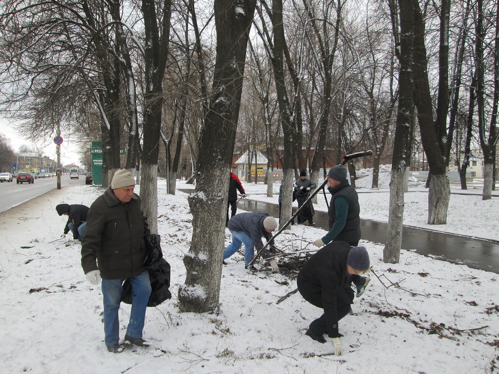 В Октябрьском районе продолжаются работы по благоустройству и уборке территорий