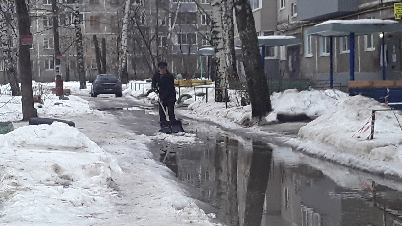 Уборка от снега  дворовых территорий Московского района 27.01.2021