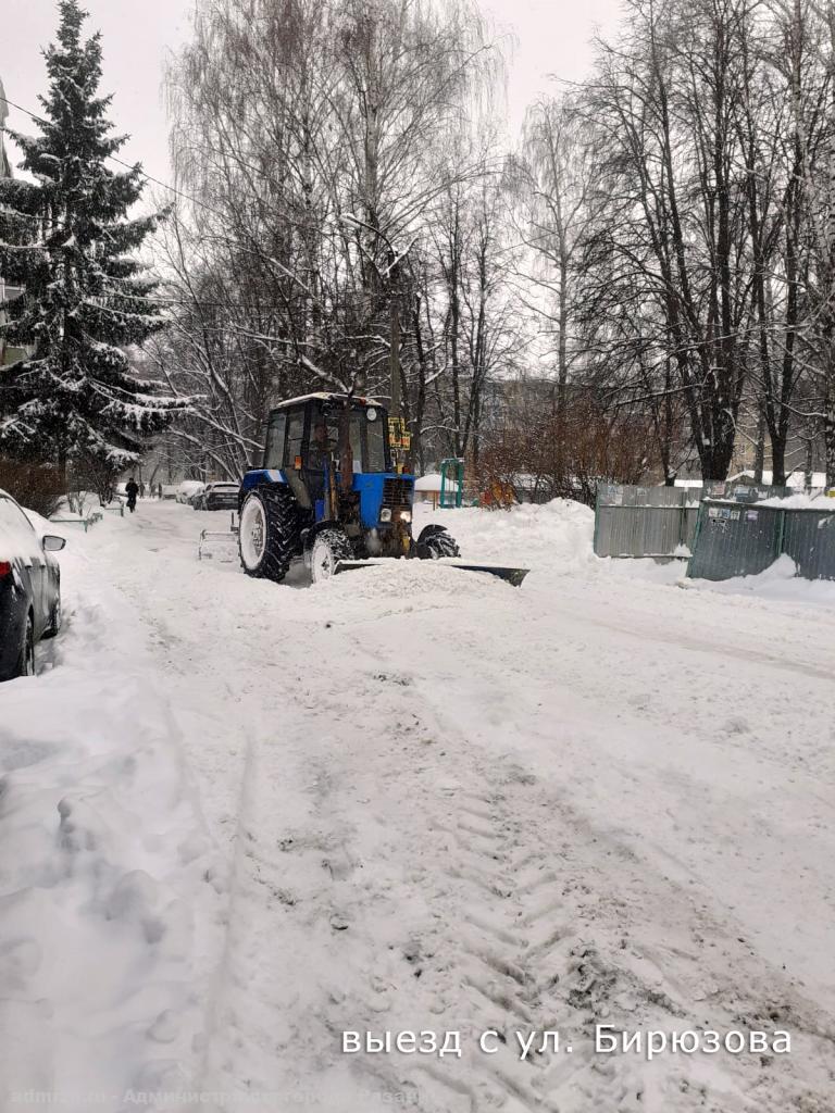 Уборка снега во дворах и на городских территориях: как организована работа коммунальных служб и хозяйствующих субъектов