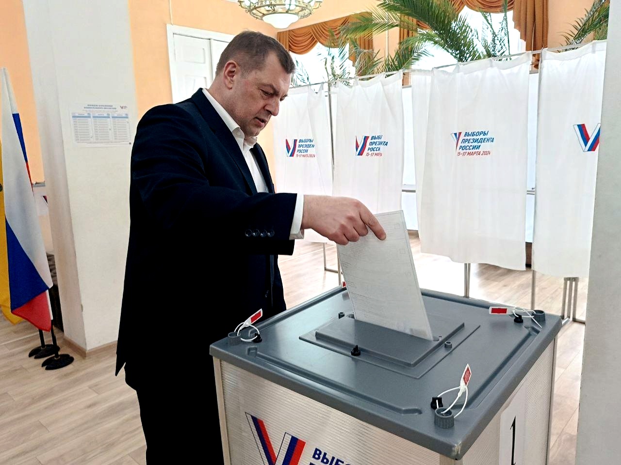 Глава администрации Рязани Виталий Артемов проголосовал на выборах Президента 