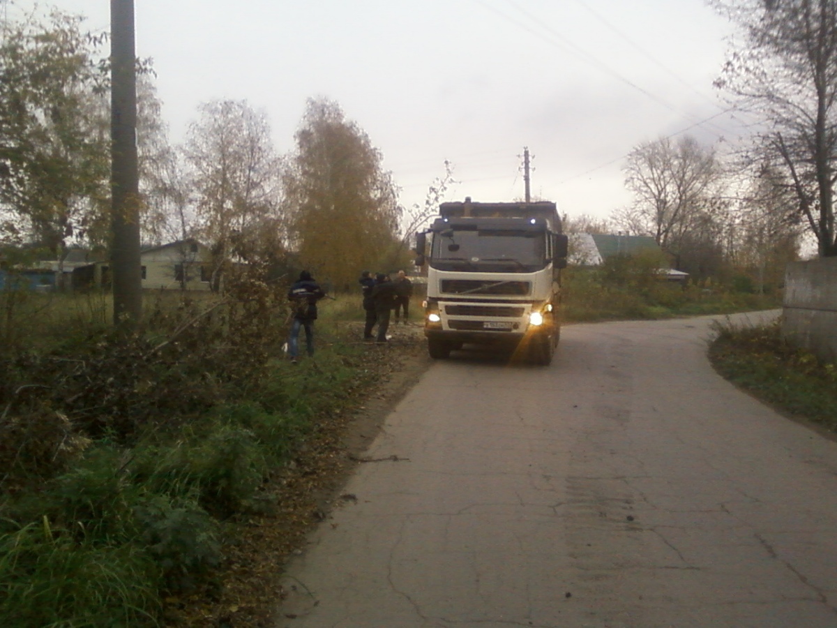 Префектура Октябрьского района вывезла свалку веток на ул. станция Лесок