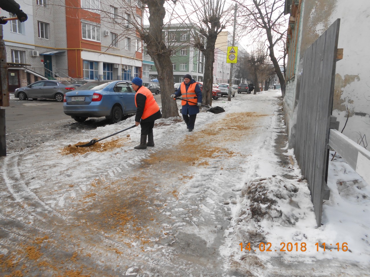 Продолжается обработка территории противогололедной смесью