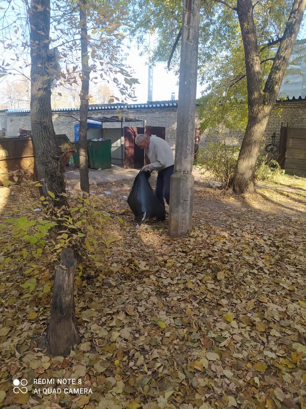 В Московском районе продолжается осенний месячник по благоустройству и санитарной очистке территории города Рязани с участием управляющих компаний и жителей многоквартирных домов  12.10.2021