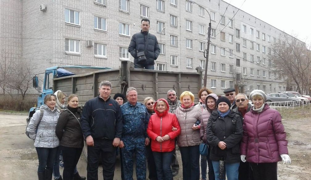 Сотрудники префектуры приняли участие в городском субботнике