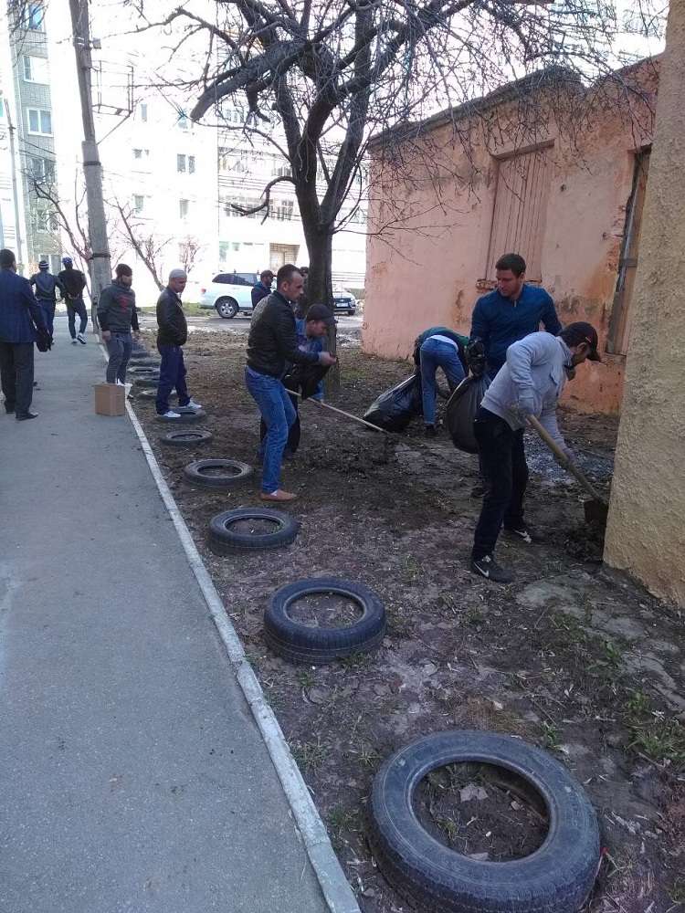 В Октябрьском районе продолжаются работы по благоустройству и уборке территорий