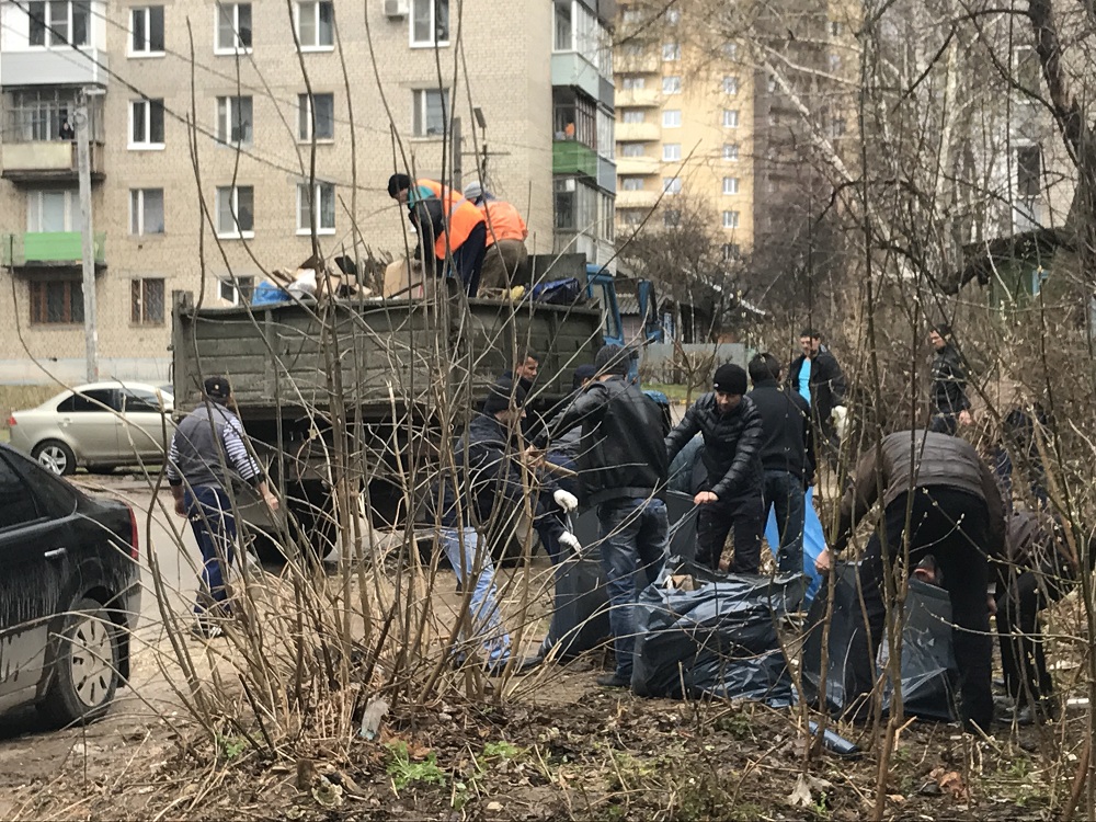 В Октябрьском районе продолжаются работы по благоустройству и уборке территорий