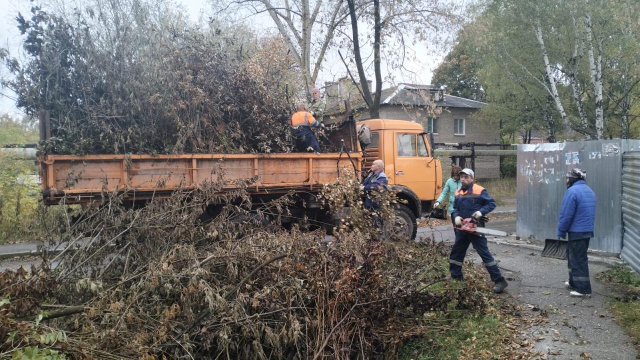 В Октябрьском районе продолжается уборка улиц