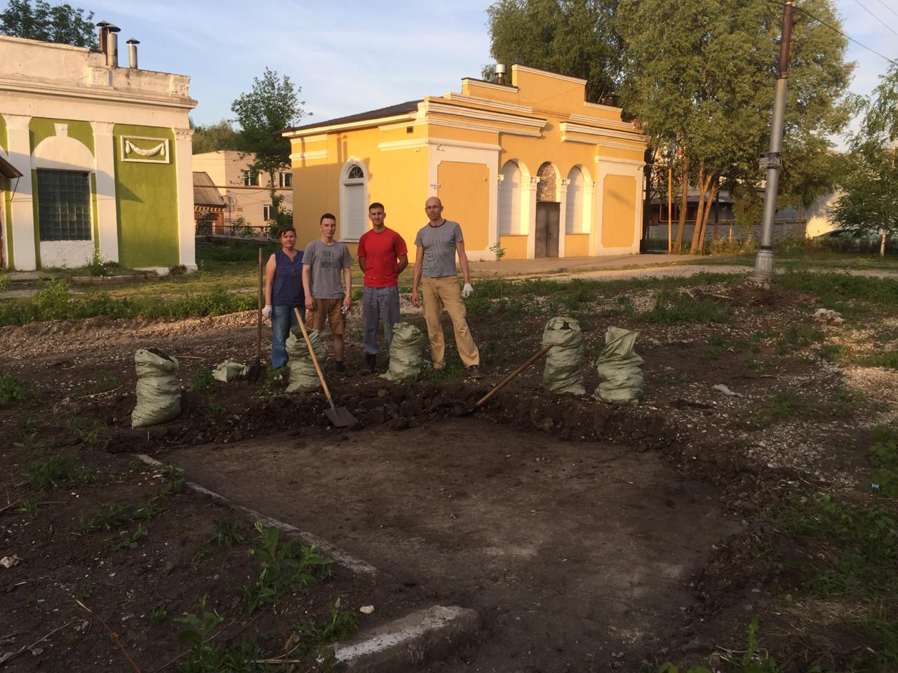 Продолжаются работы по благоустройству Торгового городка