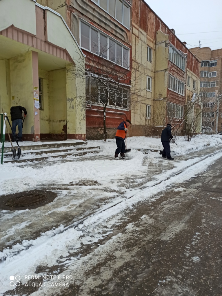 Уборка территории от снега в Советском районе